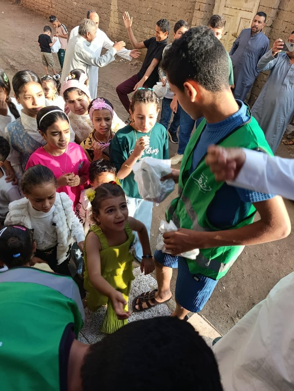 مبادرة فرحة العيد وتوزيع الهدايا على الأطفال